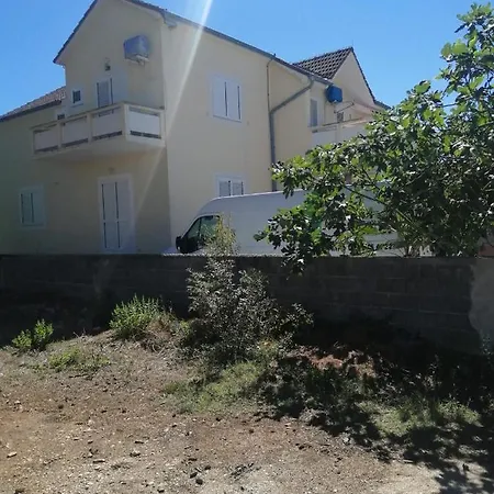 Maja-vir Apartment *